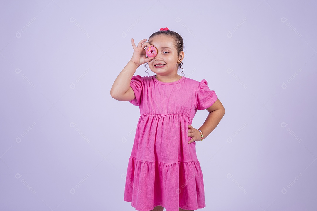 Linda garota jovem sorridente cabelo cacheado sobre fundo isolado branco