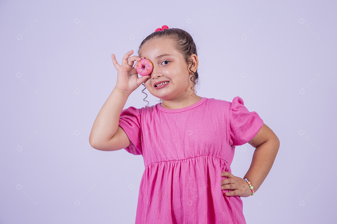 Linda garota jovem sorridente cabelo cacheado sobre fundo isolado branco