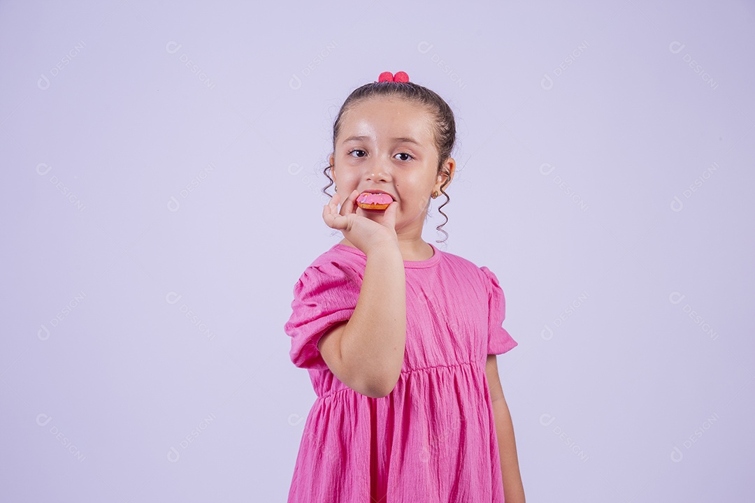 Linda garota jovem sorridente cabelo cacheado sobre fundo isolado branco