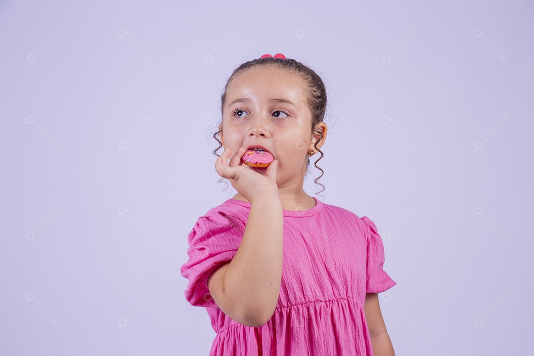 Linda garota jovem sorridente cabelo cacheado sobre fundo isolado branco