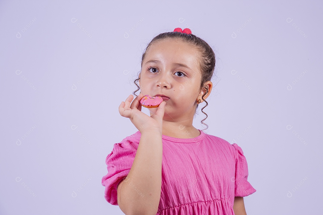 Linda garota jovem sorridente cabelo cacheado sobre fundo isolado branco