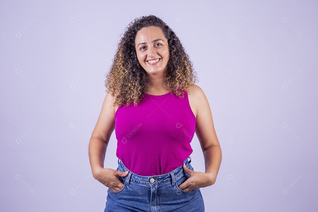 Linda mulher jovem sorridente cabelo cacheado sobre fundo isolado branco