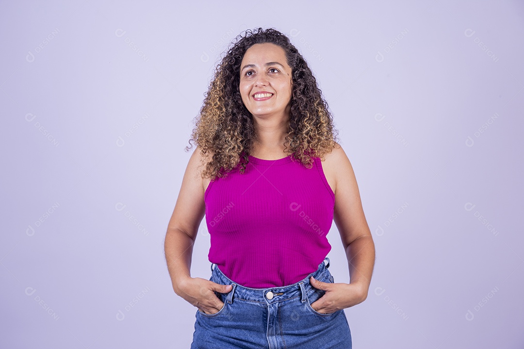 Linda mulher jovem sorridente cabelo cacheado sobre fundo isolado branco