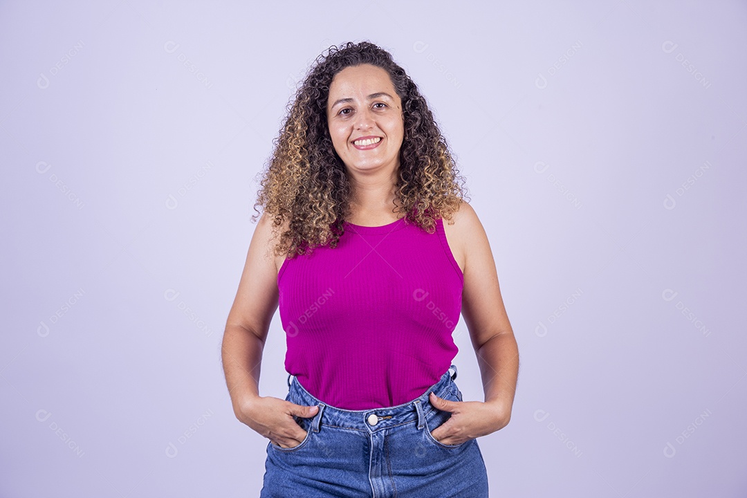 Linda mulher jovem sorridente cabelo cacheado sobre fundo isolado branco