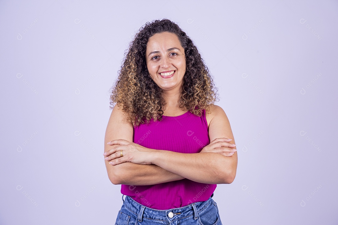 Linda mulher jovem sorridente cabelo cacheado sobre fundo isolado branco