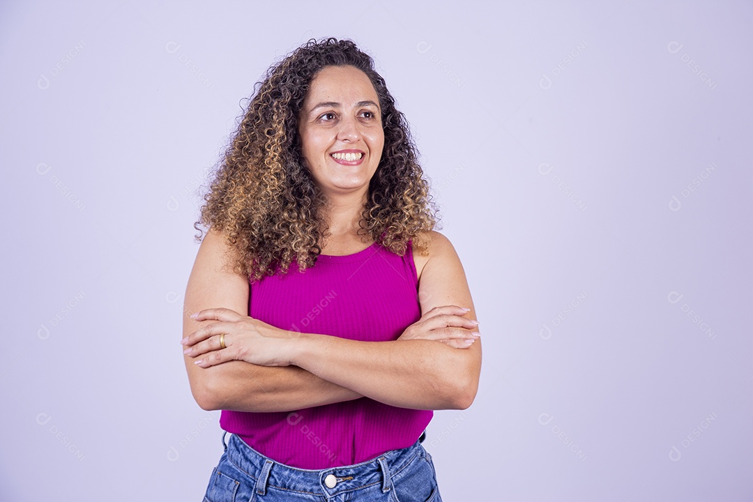 Linda mulher jovem sorridente cabelo cacheado sobre fundo isolado branco