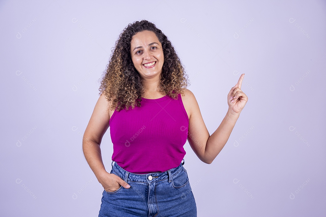 Linda mulher jovem sorridente cabelo cacheado sobre fundo isolado branco