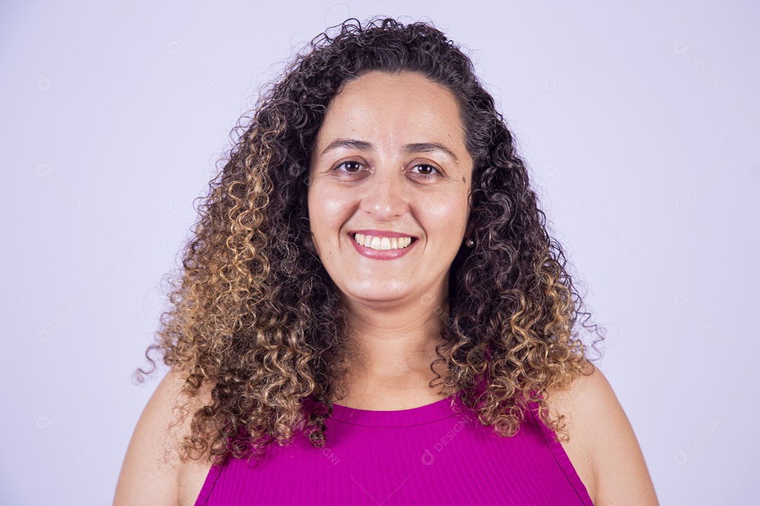 Linda mulher jovem sorridente cabelo cacheado sobre fundo isolado branco