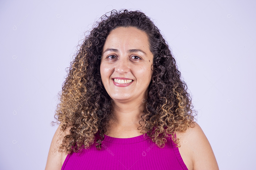 Linda mulher jovem sorridente cabelo cacheado sobre fundo isolado branco