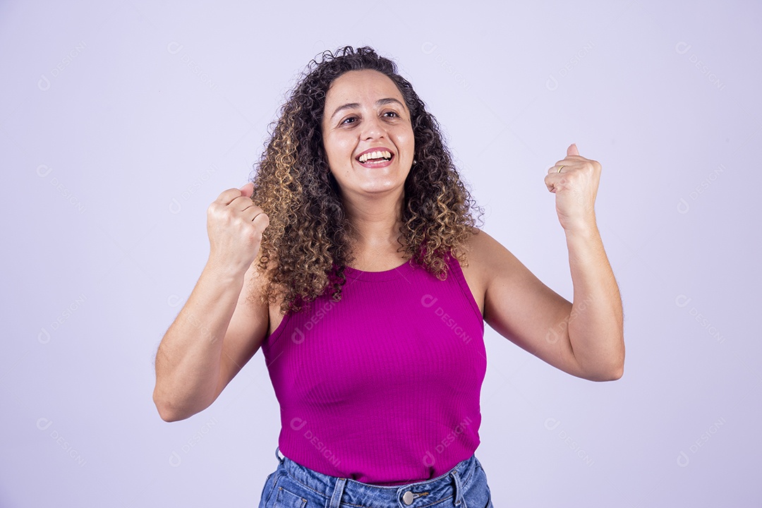 Linda mulher jovem sorridente cabelo cacheado sobre fundo isolado branco