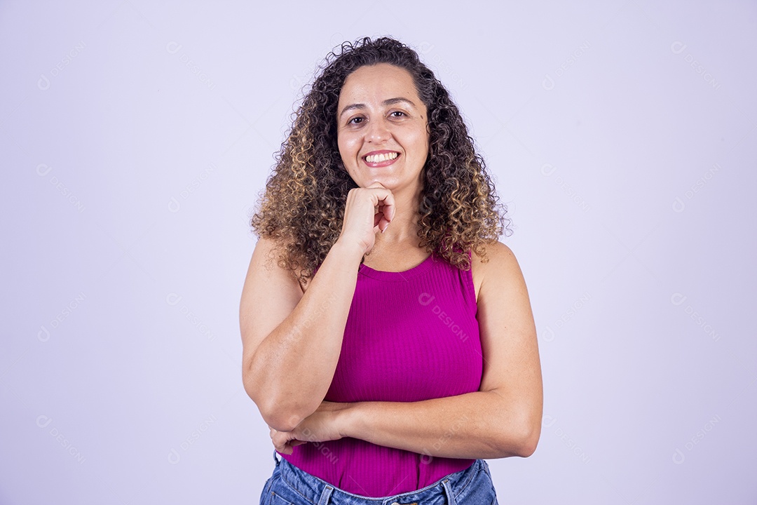 Linda mulher jovem sorridente cabelo cacheado sobre fundo isolado branco