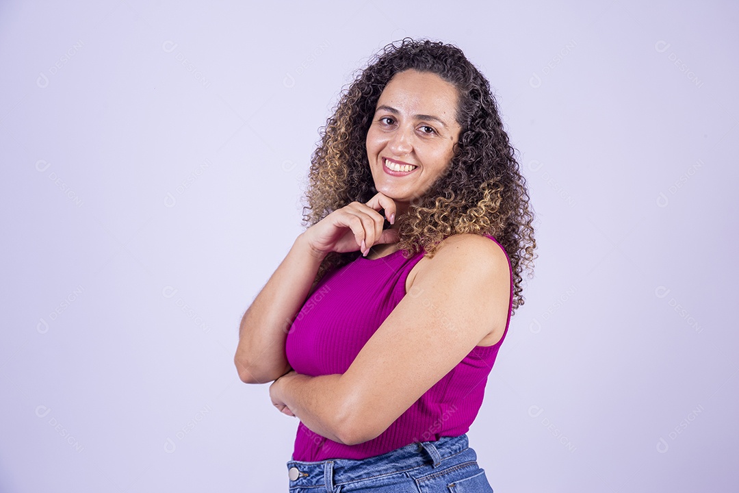 Linda mulher jovem sorridente cabelo cacheado sobre fundo isolado branco