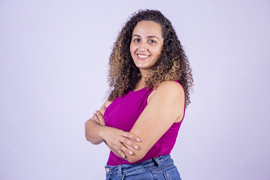 Linda mulher jovem sorridente cabelo cacheado sobre fundo isolado branco