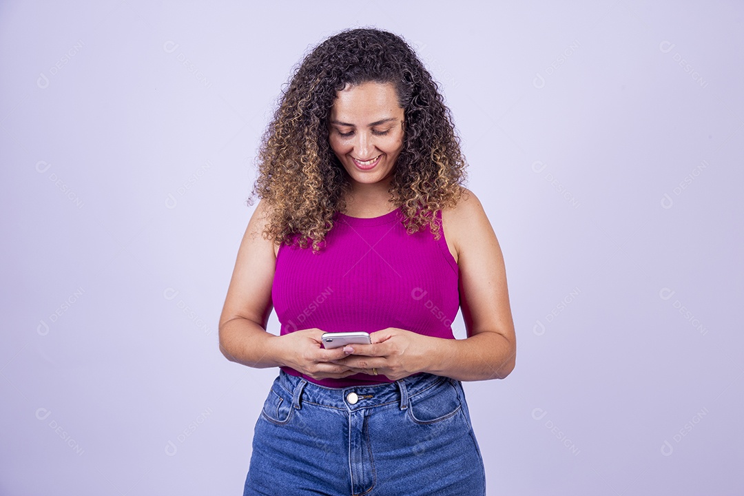 Linda mulher jovem sorridente cabelo cacheado sobre fundo isolado branco