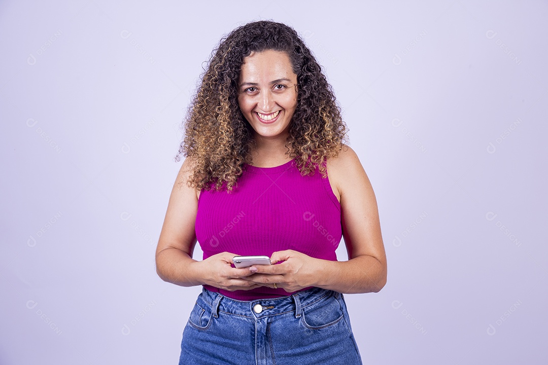Linda mulher jovem sorridente cabelo cacheado sobre fundo isolado branco