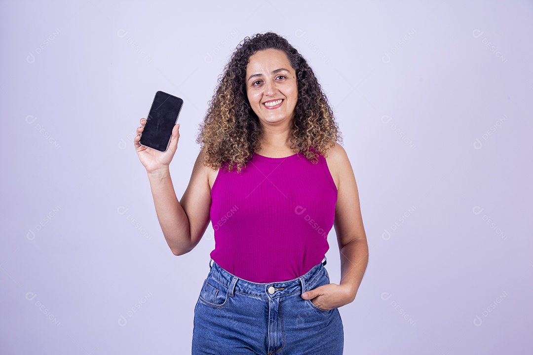 Linda mulher jovem sorridente cabelo cacheado sobre fundo isolado branco
