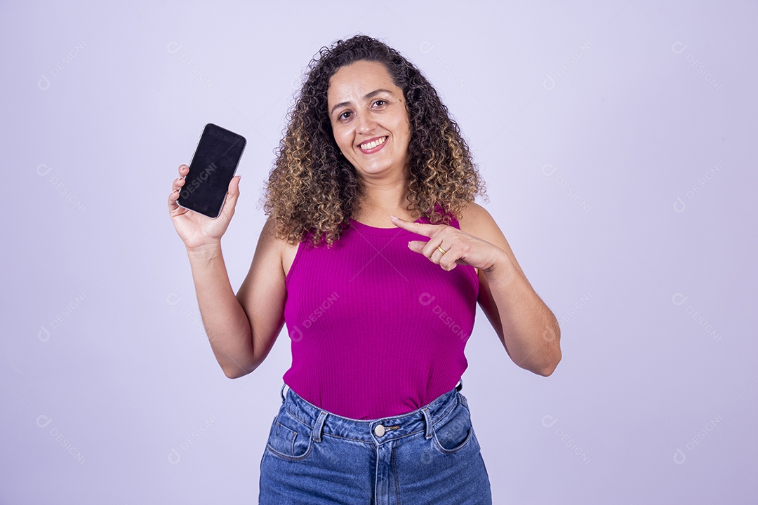 Linda mulher jovem sorridente cabelo cacheado sobre fundo isolado branco