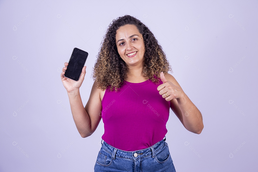 Linda mulher jovem sorridente cabelo cacheado sobre fundo isolado branco