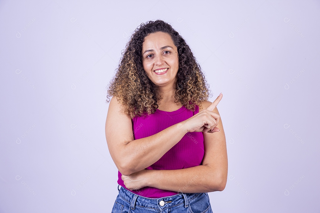 Linda mulher jovem sorridente cabelo cacheado sobre fundo isolado branco