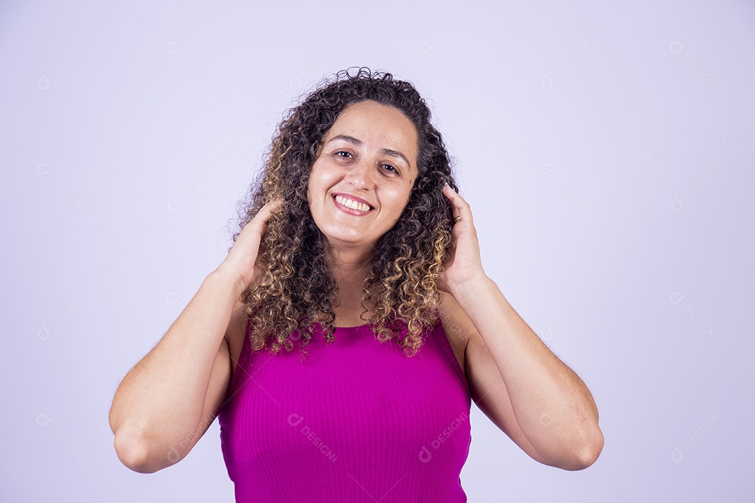 Linda mulher jovem sorridente cabelo cacheado sobre fundo isolado branco