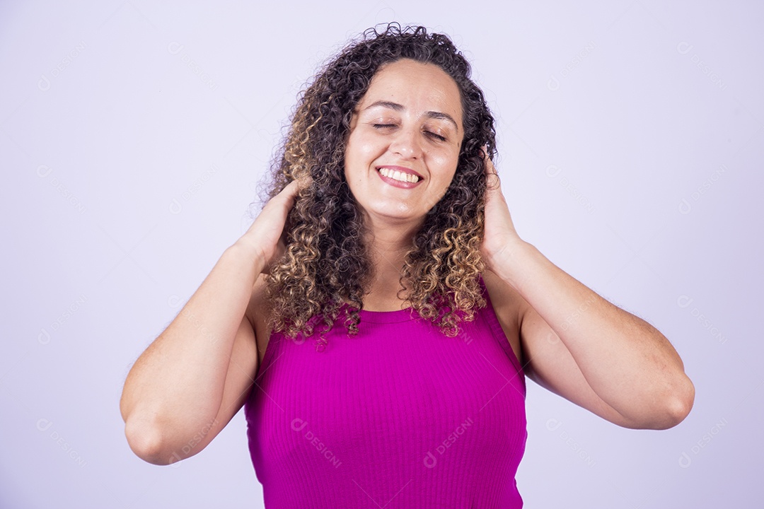 Linda mulher jovem sorridente cabelo cacheado sobre fundo isolado branco