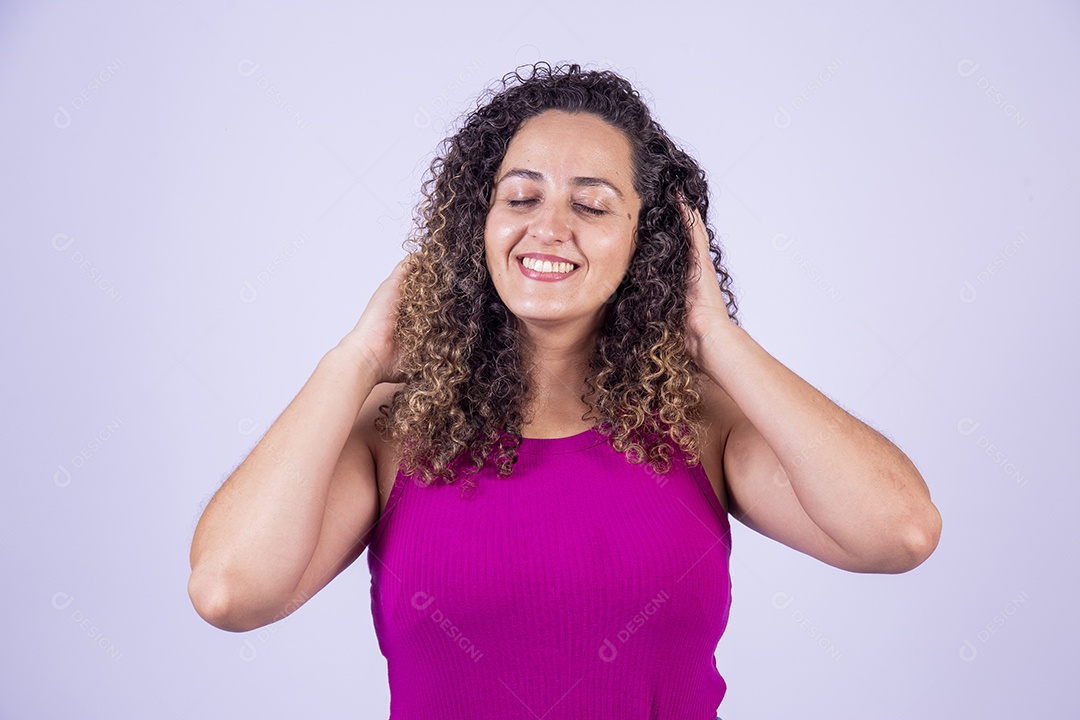Linda mulher jovem sorridente cabelo cacheado sobre fundo isolado branco