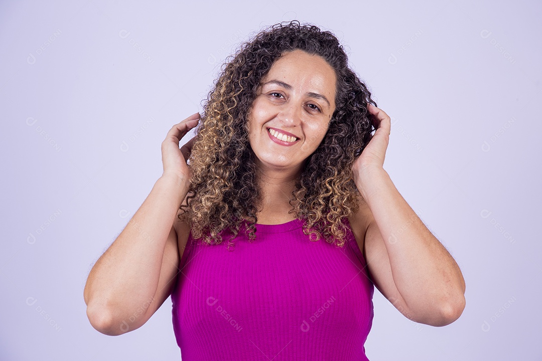 Linda mulher jovem sorridente cabelo cacheado sobre fundo isolado branco