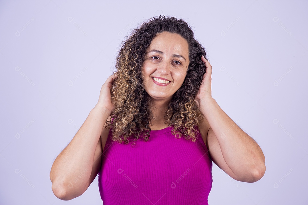 Linda mulher jovem sorridente cabelo cacheado sobre fundo isolado branco