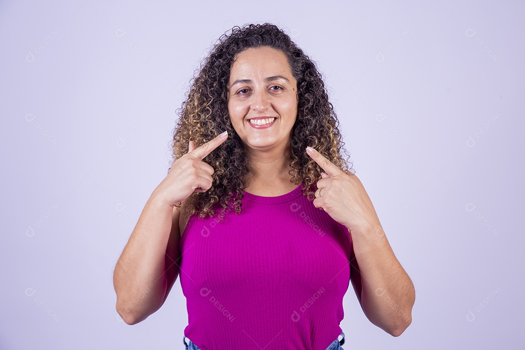 Linda mulher jovem sorridente cabelo cacheado sobre fundo isolado branco
