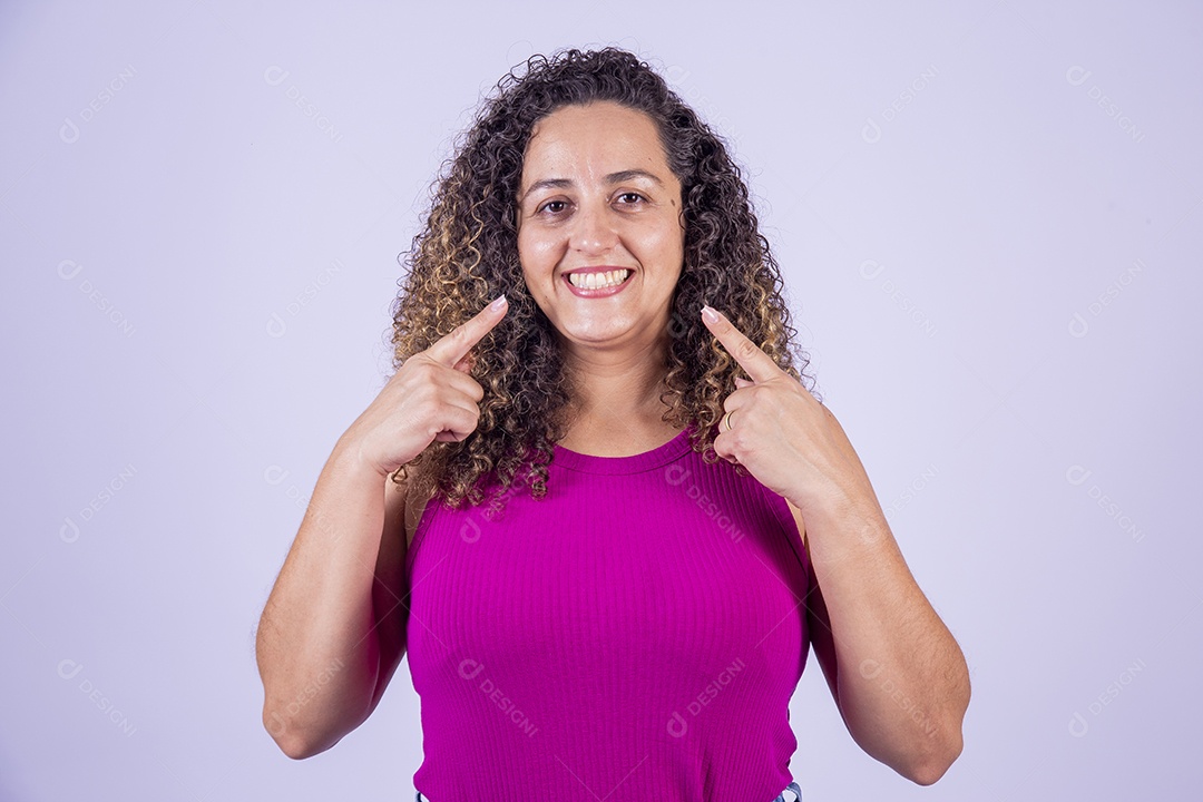 Linda mulher jovem sorridente cabelo cacheado sobre fundo isolado branco