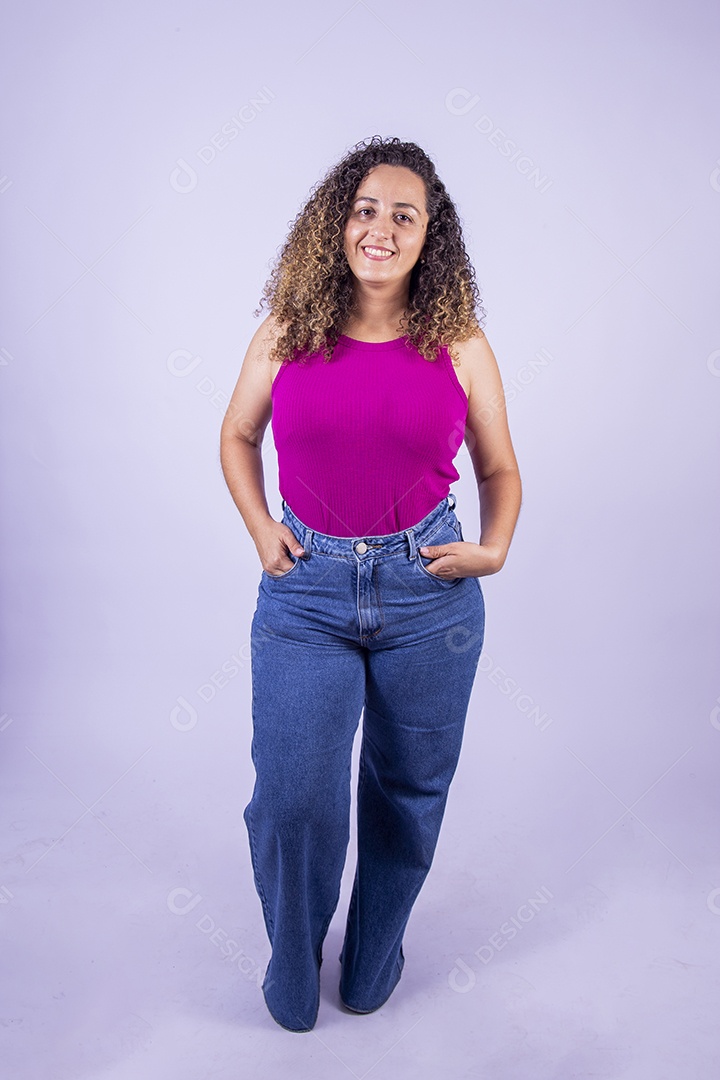 Linda mulher jovem sorridente cabelo cacheado sobre fundo isolado branco