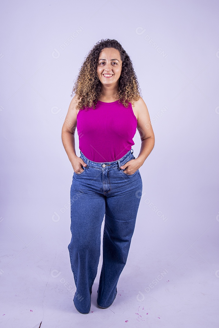 Linda mulher jovem sorridente cabelo cacheado sobre fundo isolado branco