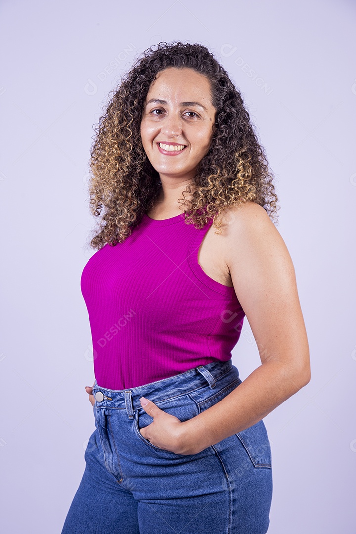 Linda mulher jovem sorridente cabelo cacheado sobre fundo isolado branco