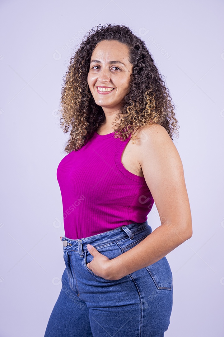 Linda mulher jovem sorridente cabelo cacheado sobre fundo isolado branco