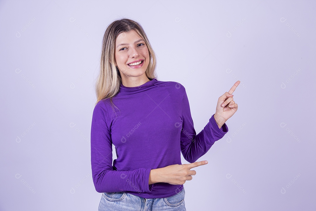 Linda mulher jovem sobre fundo isolado