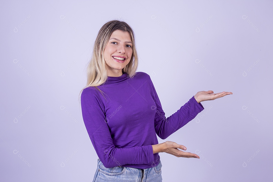 Linda mulher jovem sobre fundo isolado