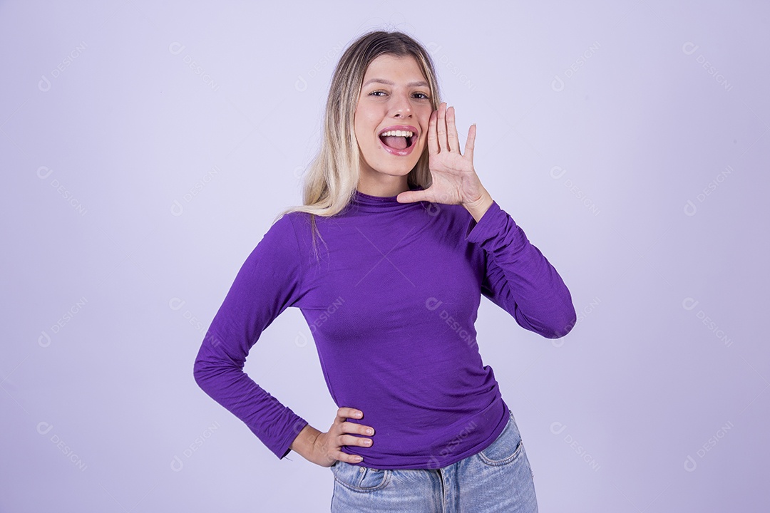Linda mulher jovem sobre fundo isolado