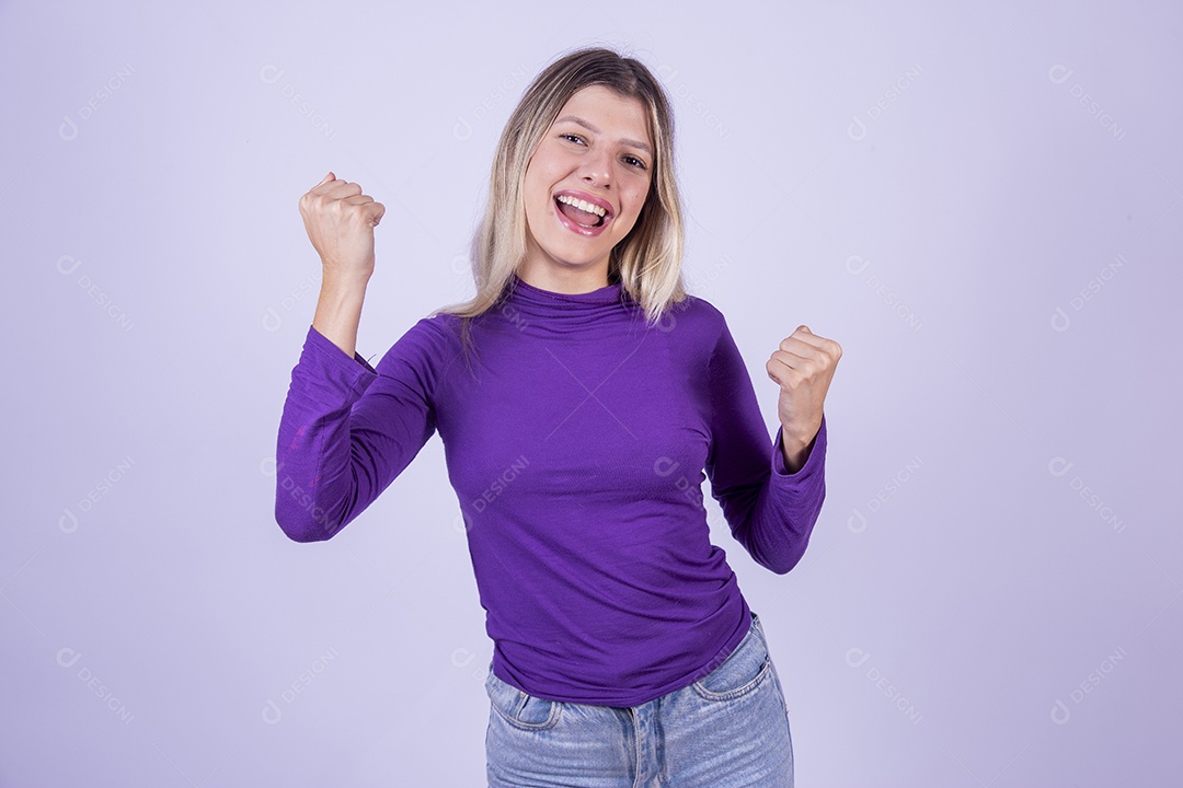 Linda mulher jovem sobre fundo isolado