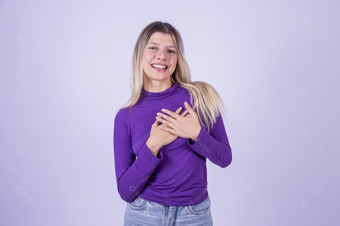 Linda mulher jovem sobre fundo isolado