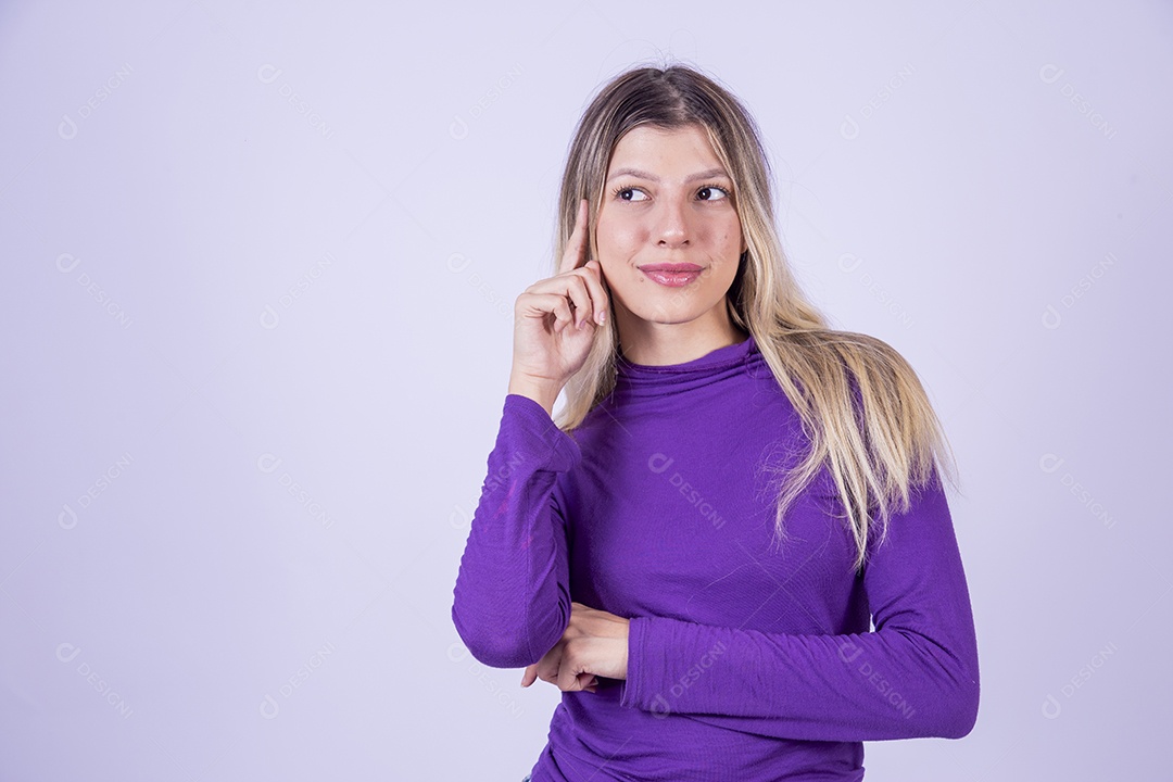 Linda mulher jovem sobre fundo isolado