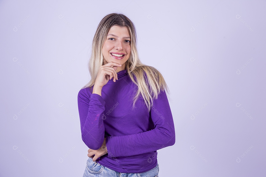 Linda mulher jovem sobre fundo isolado