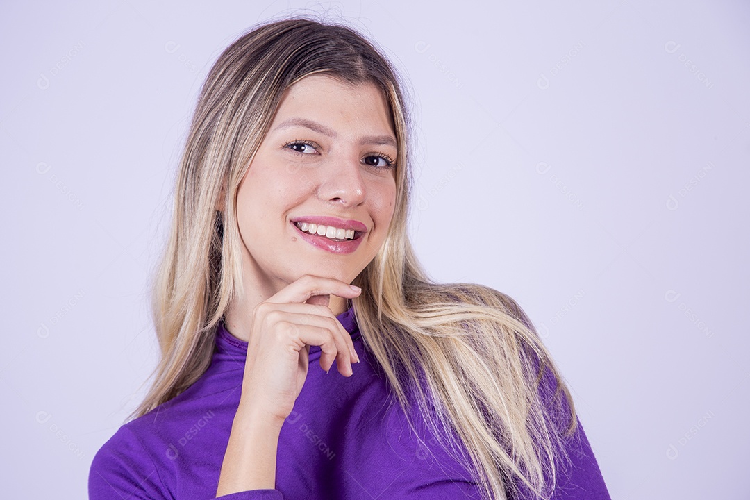 Linda mulher jovem sobre fundo isolado