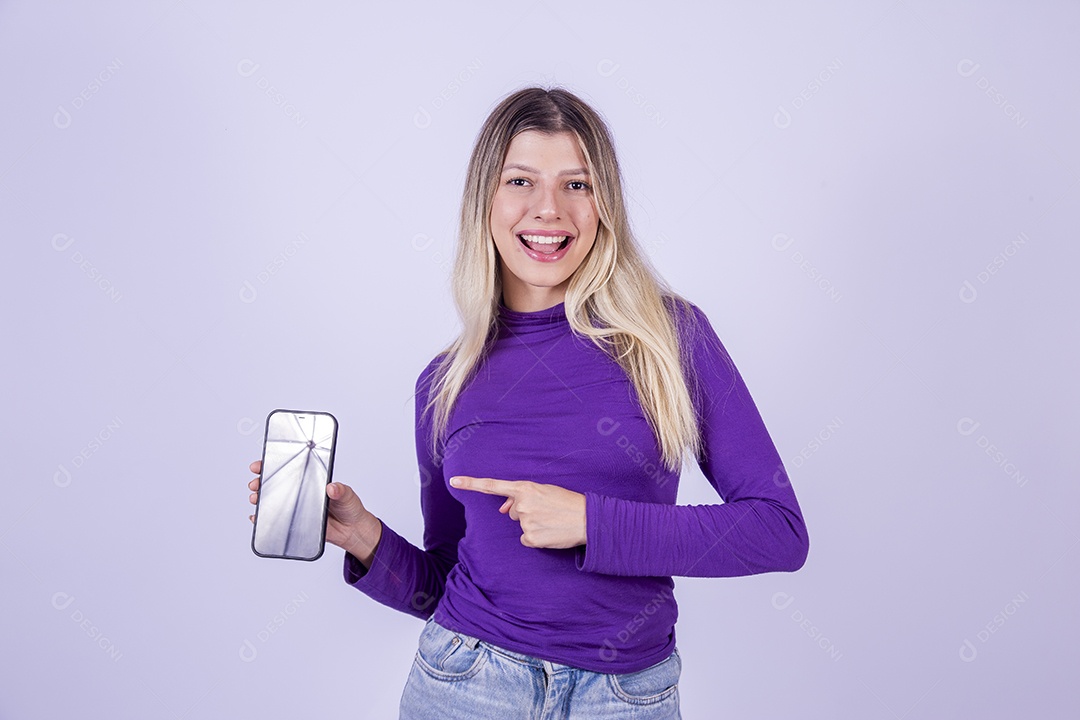 Linda mulher jovem sobre fundo isolado segurando celular smartphone