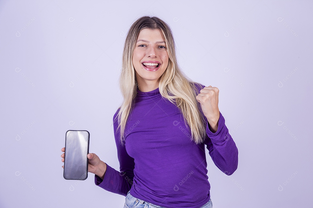 Linda mulher jovem sobre fundo isolado segurando celular smartphone