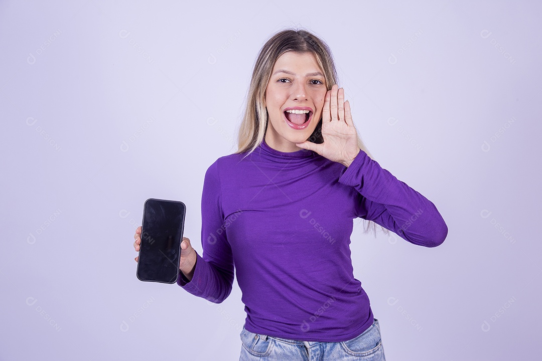 Linda mulher jovem sobre fundo isolado segurando celular smartphone ]