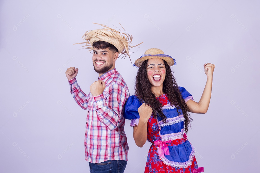 Lindo casal usando roupas típicas festa juninas sobre fundo isolado