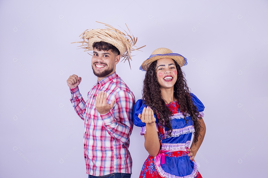 Lindo casal usando roupas típicas festa juninas sobre fundo isolado