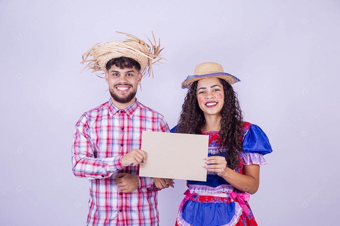 Lindo casal usando roupas típicas festa juninas sobre fundo isolado