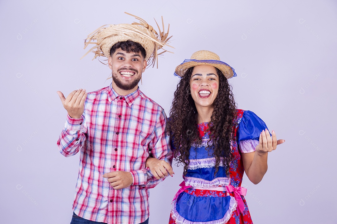 Lindo casal usando roupas típicas festa juninas sobre fundo isolado