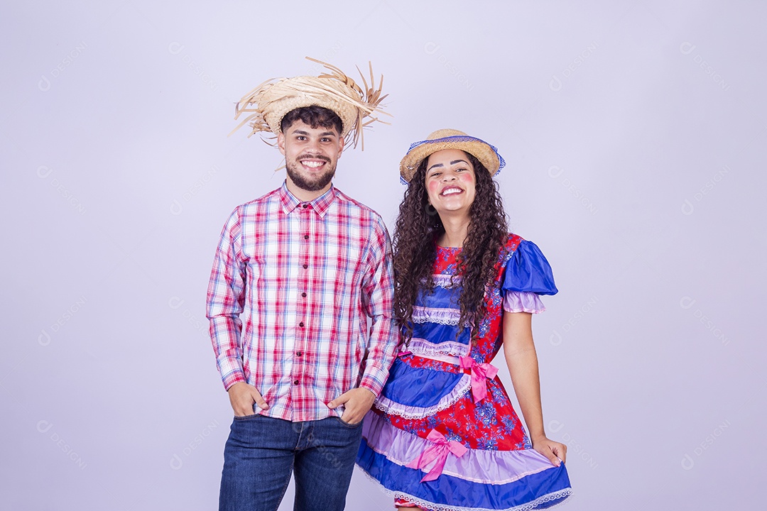 Lindo casal usando roupas típicas festa juninas sobre fundo isolado